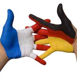 Mains aux couleurs franco allemandes